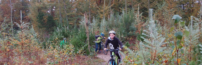 Dreng på cykel ved Momhøje Naturcenter